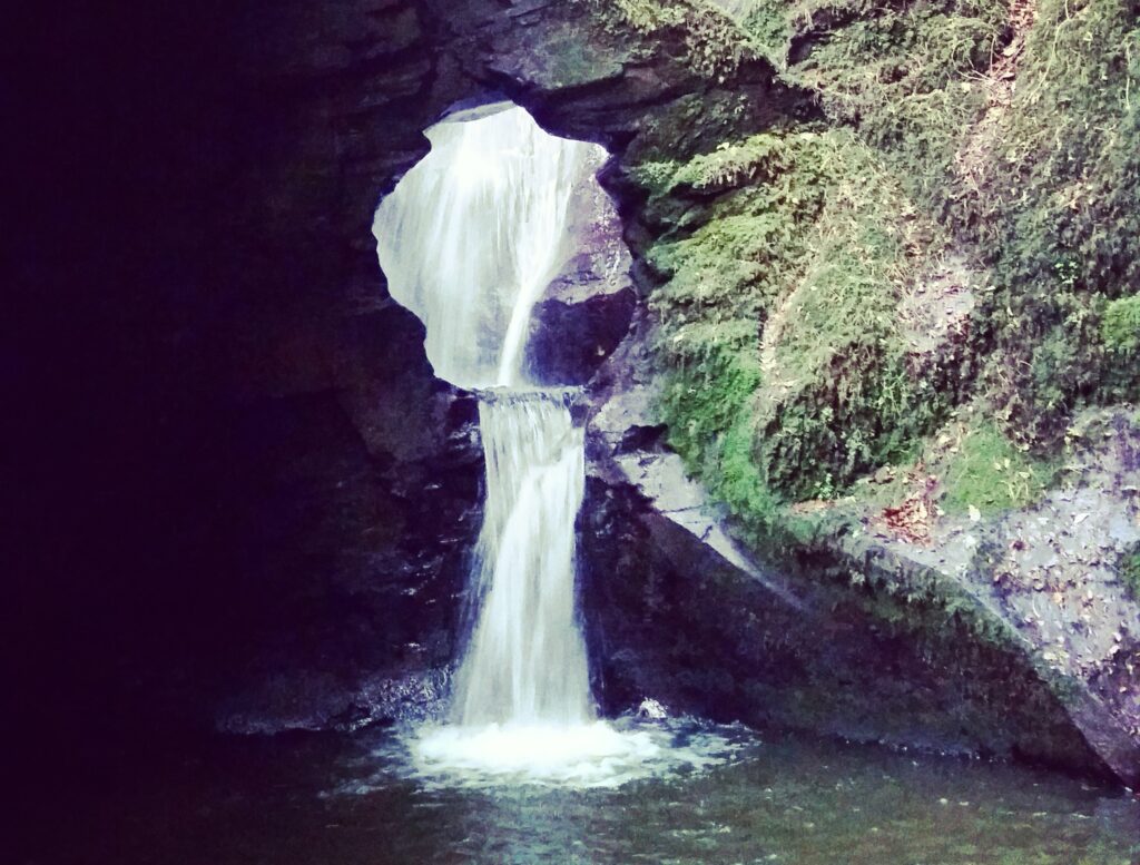 suedengland-avalon-spirituelle-reise-kraftorte-geomantie-stonehenge Der Wasserfall "St. Nectans Glen" in Cornwall